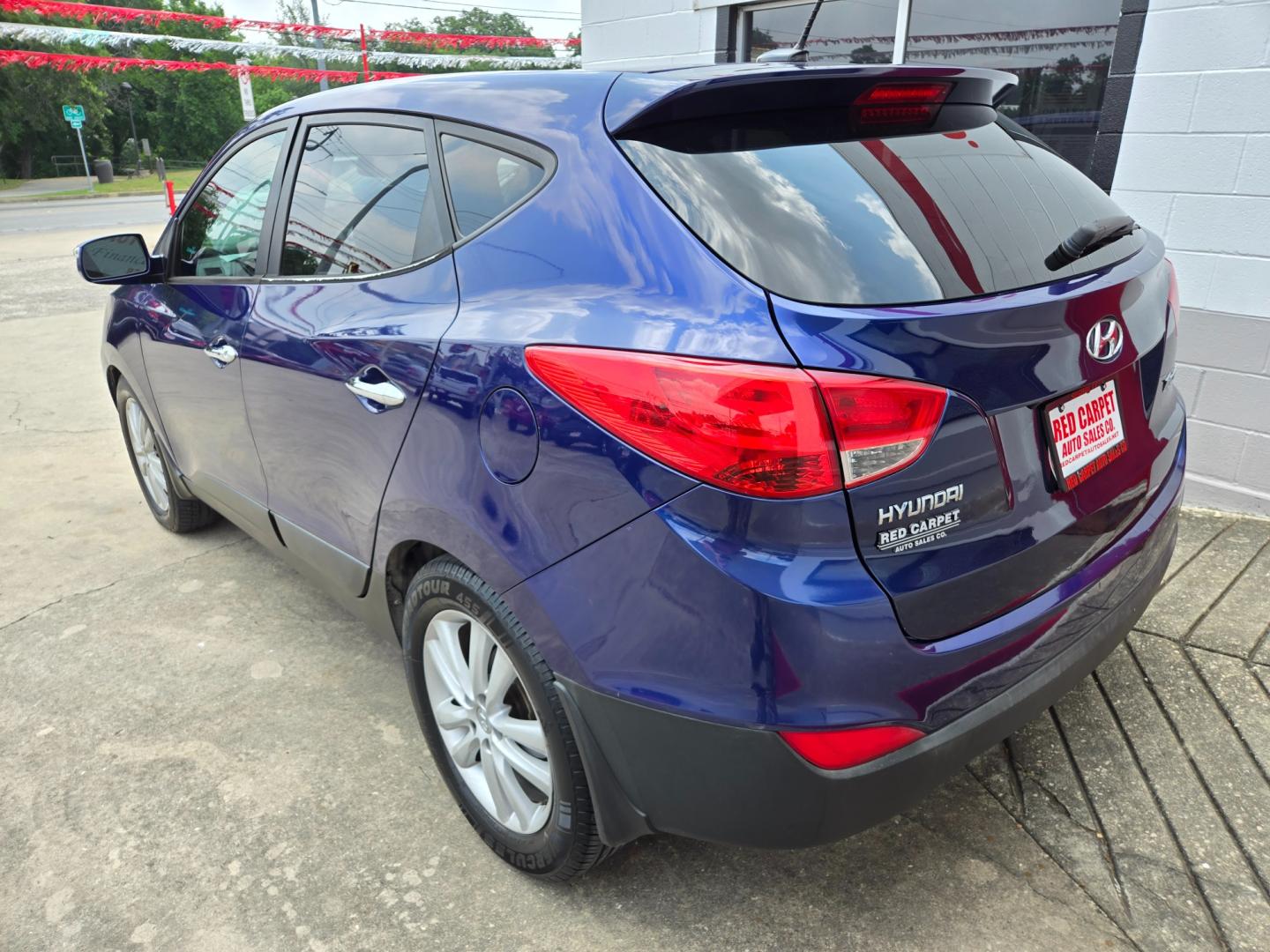 2013 Blue Hyundai Tucson Limited 2WD (KM8JU3AC4DU) with an 2.4L L4 DOHC 16V engine, 6-Speed Automatic transmission, located at 503 West Court, Seguin, TX, 78155, (830) 379-3373, 29.568621, -97.969803 - Photo#3